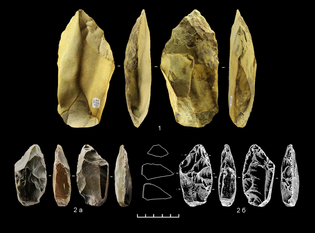 Каменные орудия раннесреднепалеолитической стоянки Сорокин. 1 — листовидный двусторонне обработанный наконечник с утонченным основанием; 2 а, б — асимметричный обушковый двусторонне обработанный полуторалезвийный нож