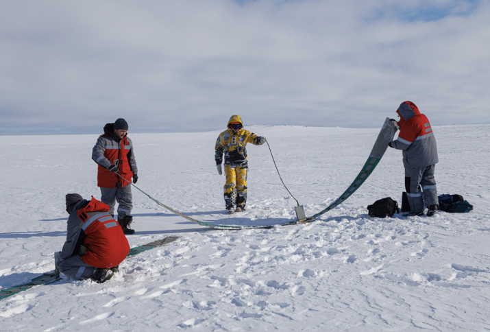Участники экспедиции работают с георадаром. Фото: Николай Гернет.