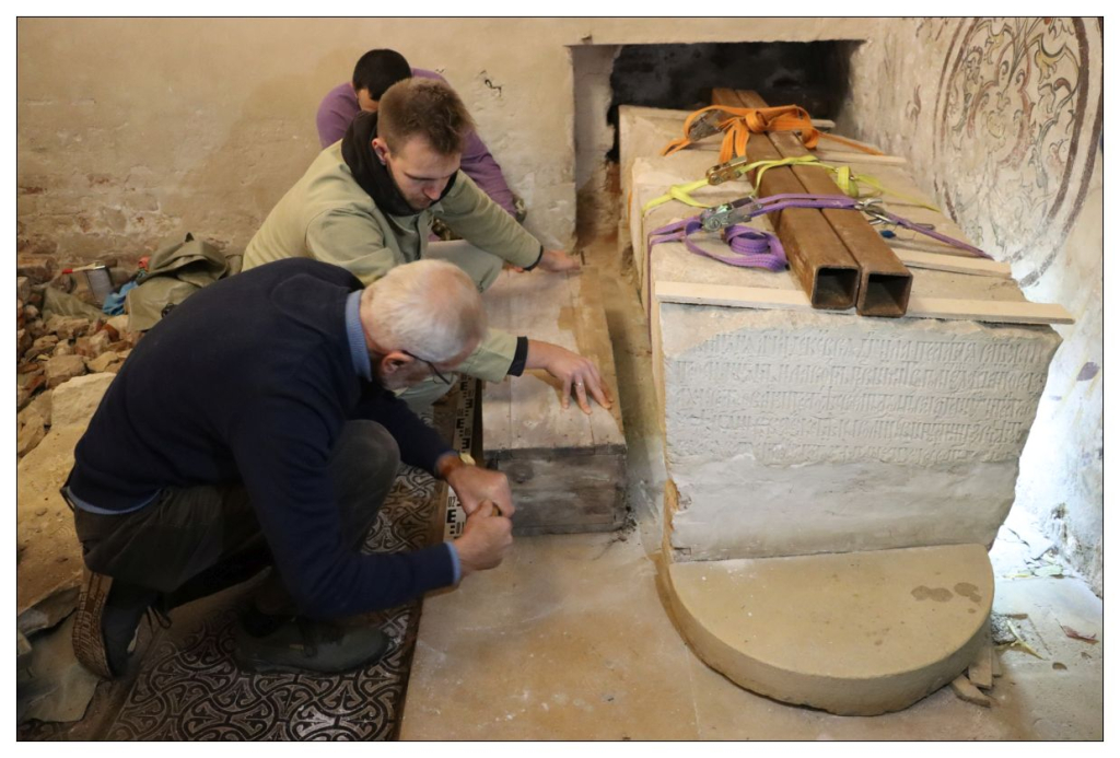 Фогто: ИА РАН Вскрытие реставраторами извлеченного из-под плиты гроба с останками митрополита Иллариона 16 октября 2024 г.