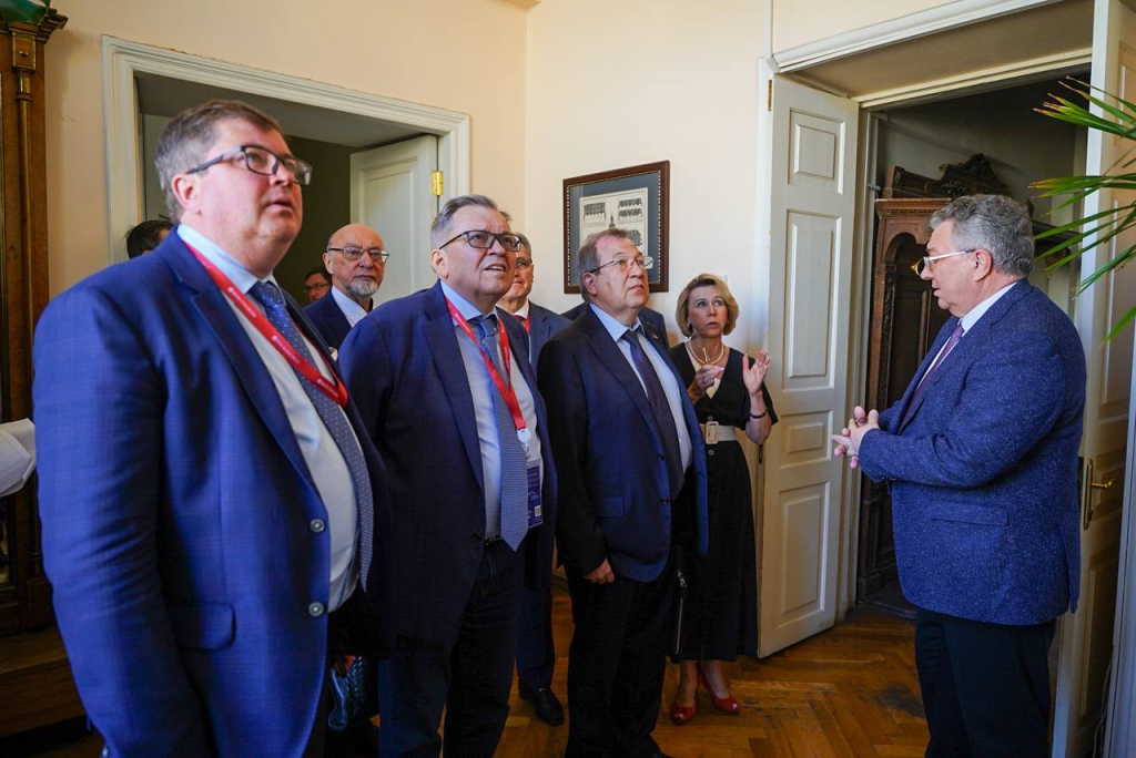 Президент РАН академик Геннадий Красников посетил историческое здание Академии наук в Санкт-Петербурге