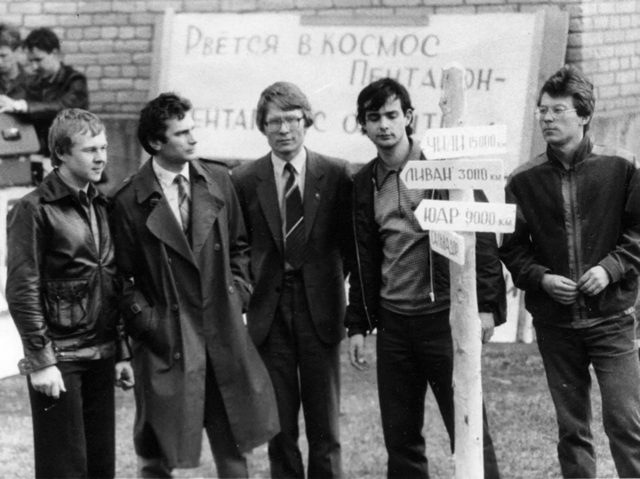 Маёвка ФАЛТ МФТИ. Сергей Чернышев второй слева