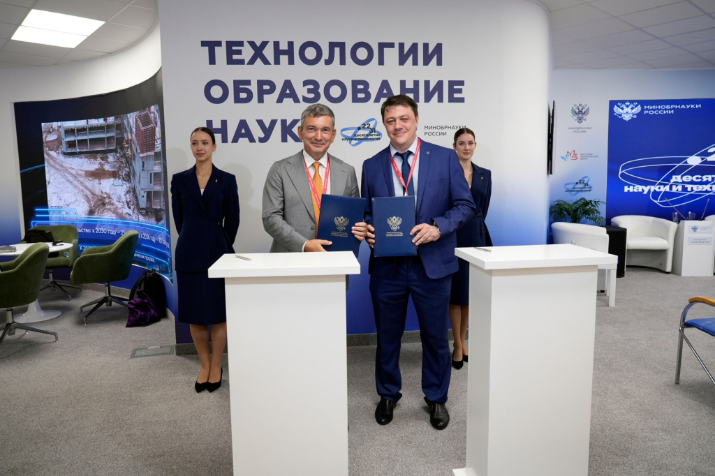 Директор ТОИ ДВО РАН Денис Макаров и директор ВНИРО Кирилл Колончин