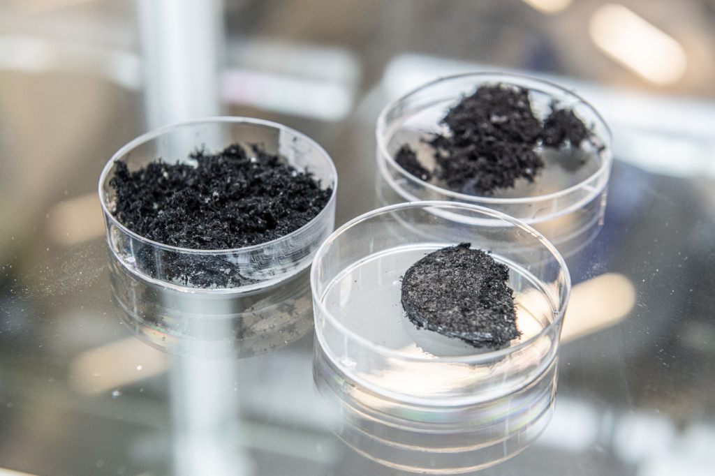 Порошки углеродных нанотрубок разной плотности для изготовления полимерных нанокомпозитных материалов. Как выяснили исследователи, все три вида сырья обеспечивают одинаковое качество композитов. При этом плотный порошок удобнее в производстве. Источник: Тимур Сабиров/Сколтех.