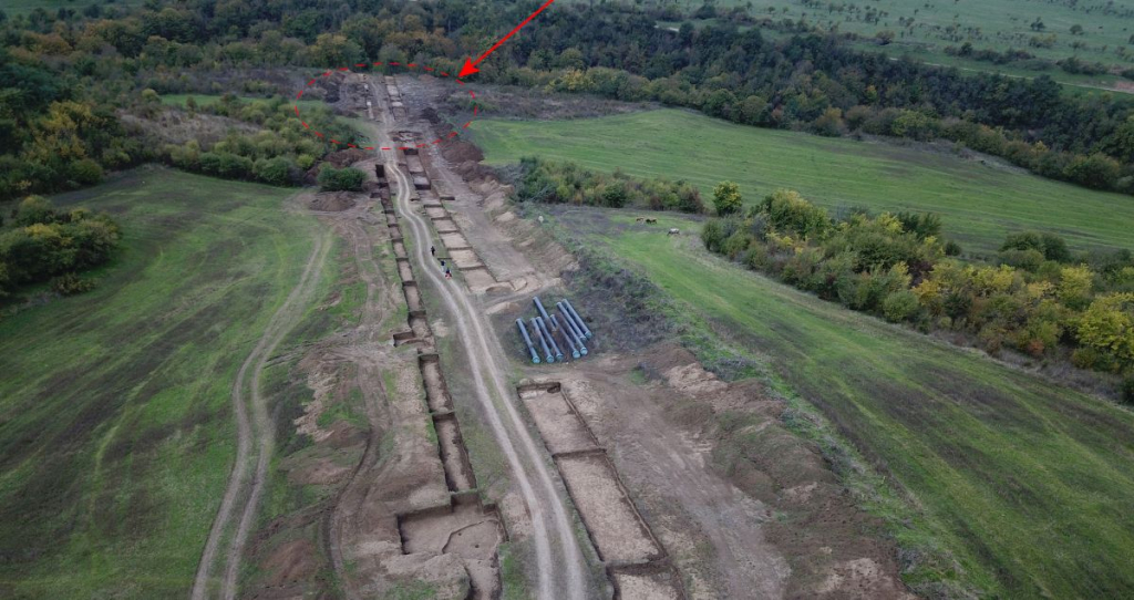 Поселение Искринское-1, вид с востока. Стрелкой обозначен участок поселения эпохи бронзы