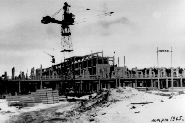 Строительство корпусов ИФТТ РАН 1965 г. Изображение предоставлено В. В. Кведером.
