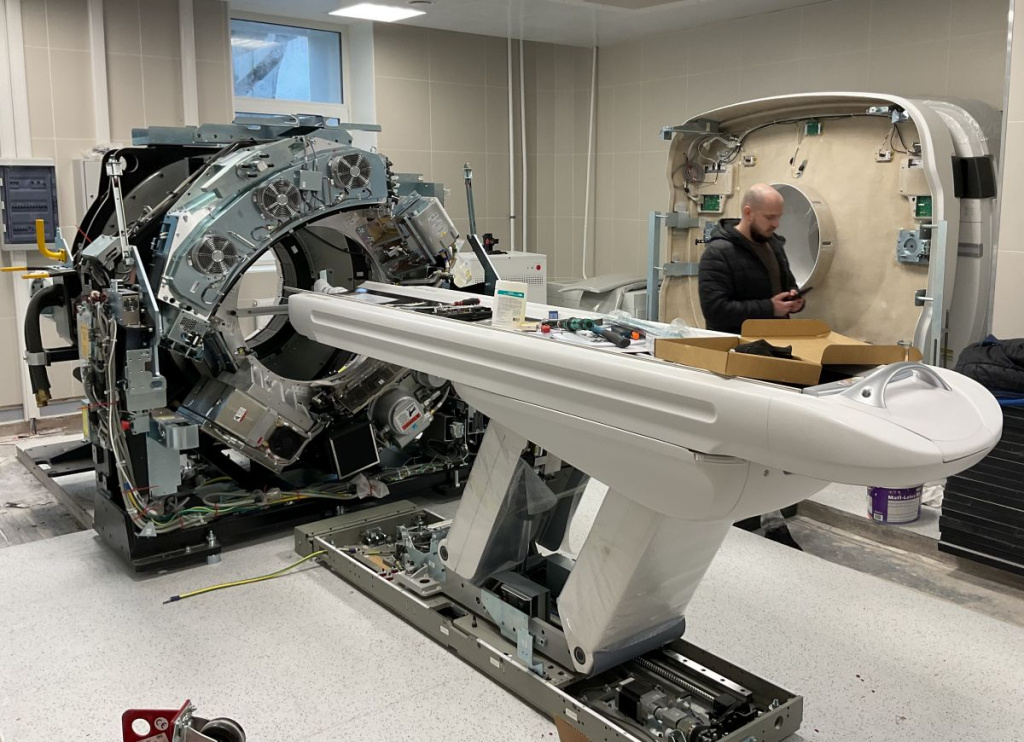 Новый аппарат для позитронно-эмиссионной томографии (ПЭТ), только что привезённый в институт