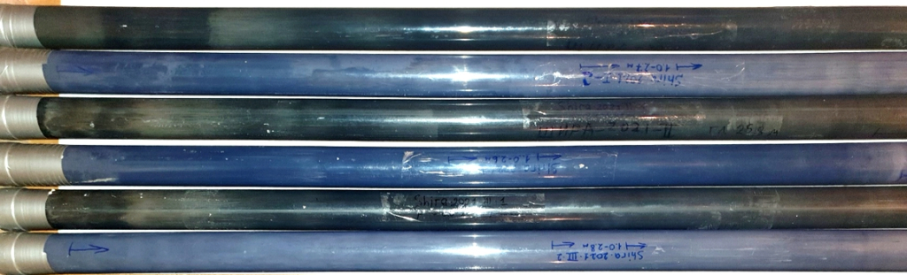 Невскрытые керны с отложениями из озера Шира