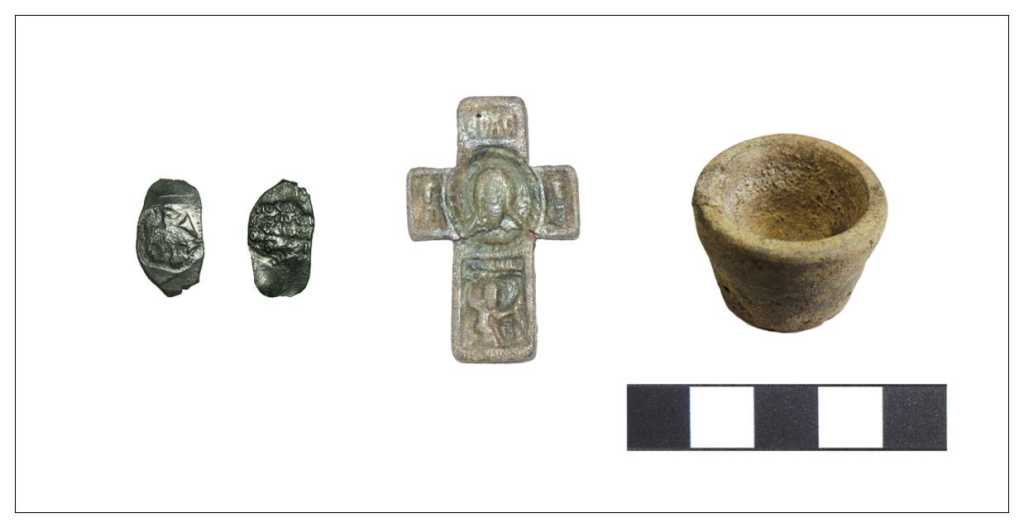 Слева направо: большое пуло, крест с изображениями Спаса Нерукотворного в средокрестии и святого Никиты Бесогона — в изножии, мерная керамическая чашечка