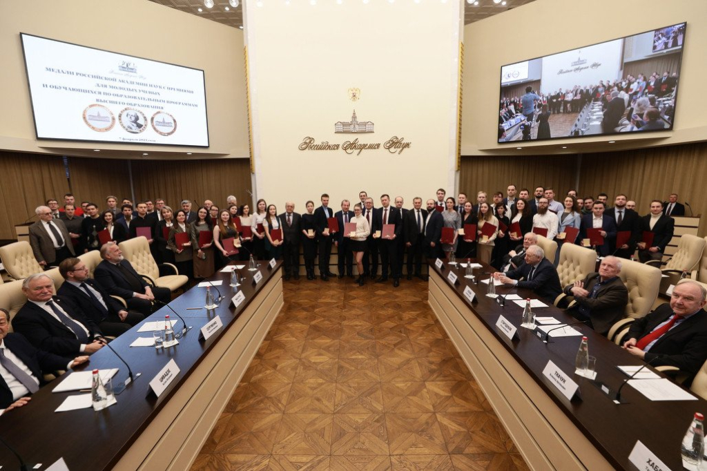 На заседании президиума РАН состоялось вручение медалей РАН молодым ученым и студентам