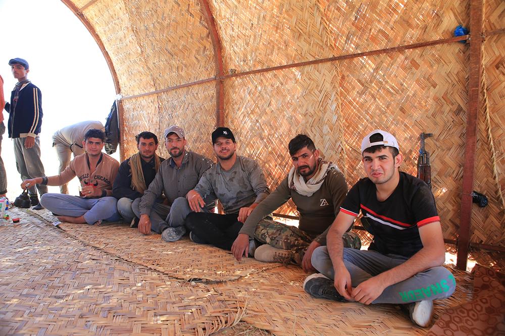 Иракские рабочие экспедиции во время перерыва в «шамсие» — тростниковом укрытии от жары