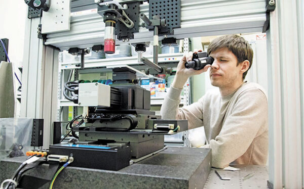 Аспирант Кирилл Бронников, защитивший недавно кандидатскую диссертацию, занимается записью трехмерных структур фемтосекунным лазером. Фото Натальи Коляды.