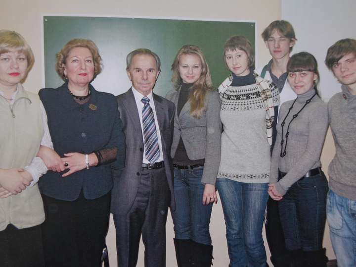 Наточин со студентами и преподавателями медфака, 2004 год. Фото из личного архива.