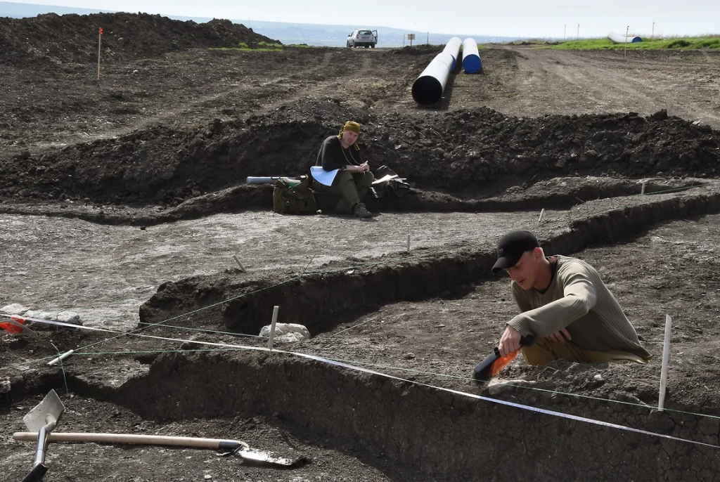 Крымские археологи ведут раскопки в на месте строительства газопровода Керчь — Симферополь, где были найдены не известные ранее скифские курганы (2016)