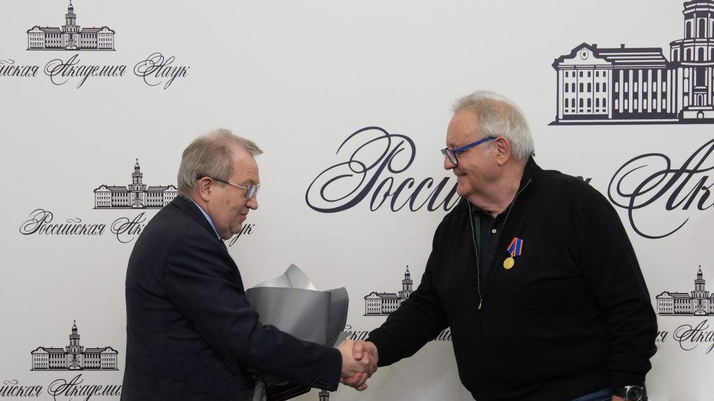Президент РАН вручил профессору Фернандо Беа юбилейную медаль Академии наук 