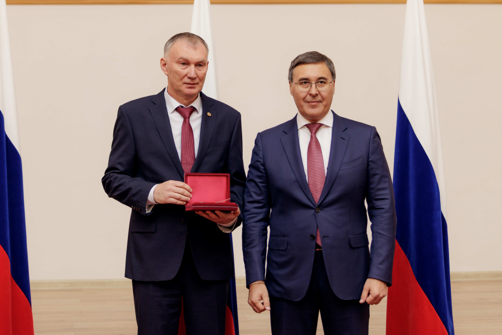 Директор ИПМех РАН член-корреспондент Сергей Якуш и министр науки и высшего образования Российской Федерации Валерий Фальков. Фото: Минобрнауки России