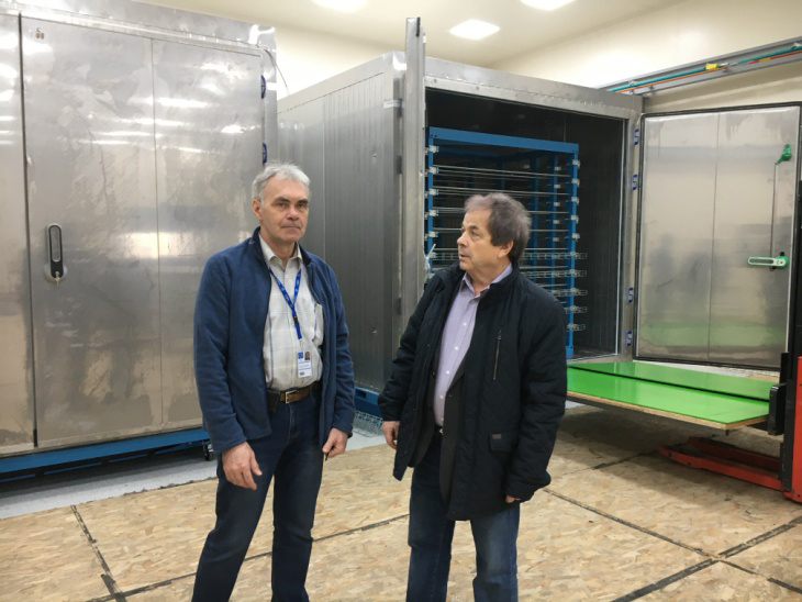 Сергей Афанасьев и Александр Малахов обсуждают результаты испытания теплоизолированных камер