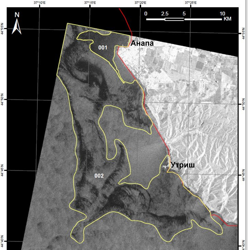 Рис. 2. Фрагмент радиолокационного изображения RSM3 (RadarSat Constellation Mission — 1), полученного 19.12.2024 в 16:00 GMT (© Government of Canada), район южнее Анапы. Области 001 и 002 наиболее загрязнённые. Мазут сюда принесло в самые первые дни, но данных радиолокационной съёмки за 15—17 декабря нет