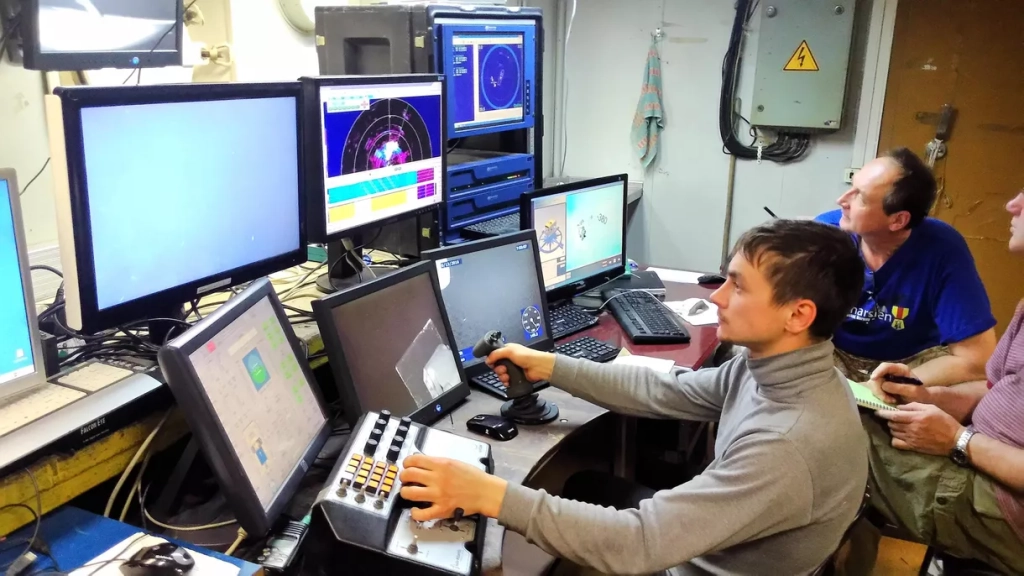 Лаборатория по управлению работой ТНПА «Команч-18» на борту судна. © ННЦМБ ДВО РАН.