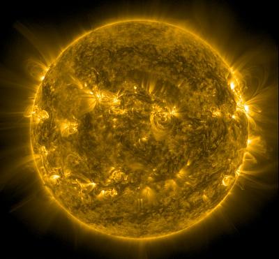 Фотография короны Солнца получена 12.09.2023 в 08:26 в линии железа FeIX 171 Å инструментом AIA на борту спутника SDO (NASA)