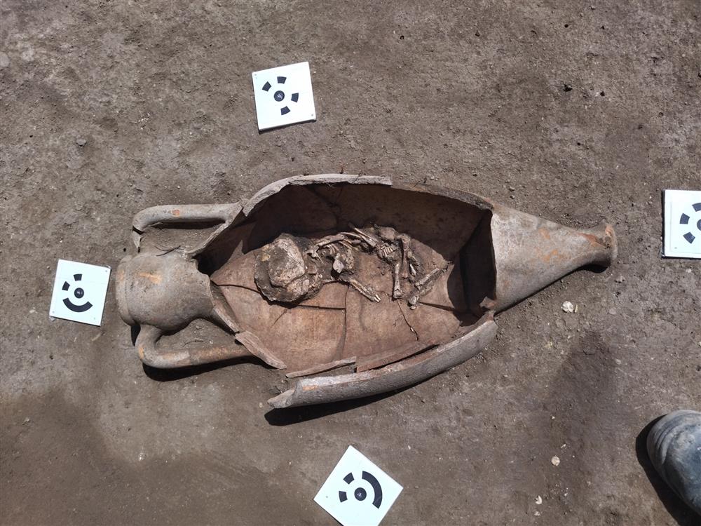 Детское погребение в амфоре V в. до н. э., обнаруженное под уровнем улицы.