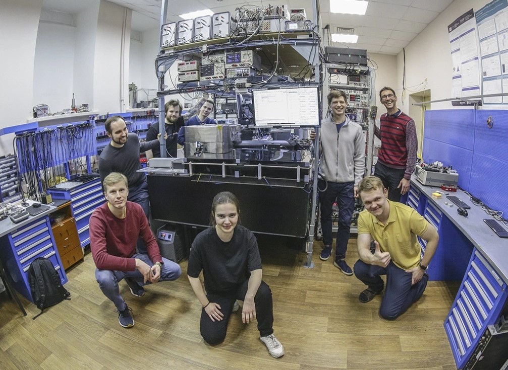 Вот такая молодежь работает в лаборатории ФИАН, где создан самый мощный в России квантовый компьютер на ионах. Фото: Сергей Куксин / РГ.