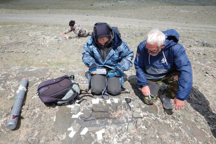 Кандидат исторических наук Лидия Зоткина и академик РАН Вячеслав Молодин на памятнике Бага-Ойгур-5