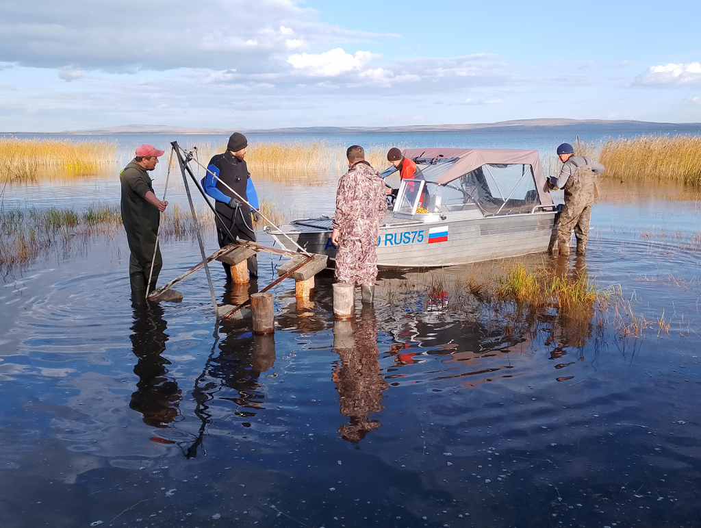 Установка гидрофизических станций онлайн мониторинга на озерах Забайкалья и Монголии