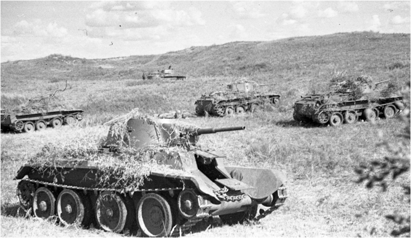 Советские танки БТ-7 на боевых позициях у реки Халхин-Гол. Монголия, 1939 г.