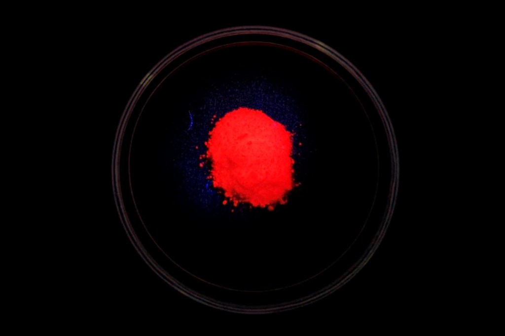 Ученые Института катализа СО РАН создали красные нанолюминофоры с рекордным квантовым выходом