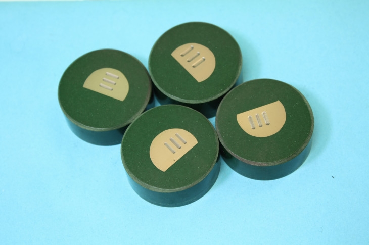 Образцы спечённых композитов медь-графит и медь-никель-графит после испытаний на износостойкость в условиях сухого трения скольжения