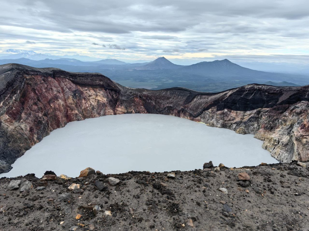Озеро в кратере Малого Семячика впервые за 30 лет прогрелось до 26 °С