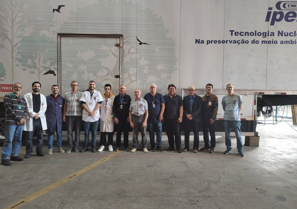 Участники монтажа мобильного промышленного ускорителя в IPEN, Бразилия. Фото предоставлено А. И. Корчагиным.