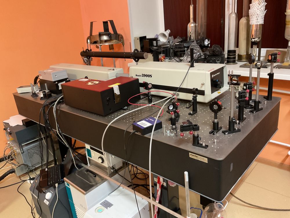 Лазерный стенд. Перестраиваемый лазеры используются для оптической накачки полупроводниковых структур