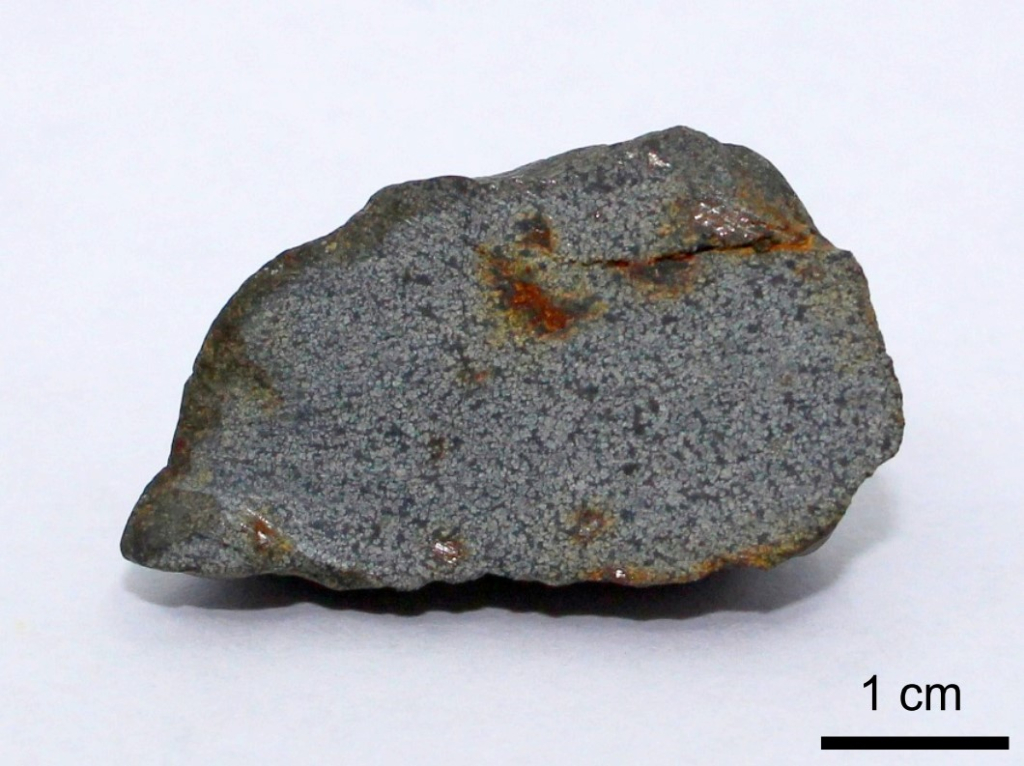 Макроизображение распиленного образца метеорита NWA 6486