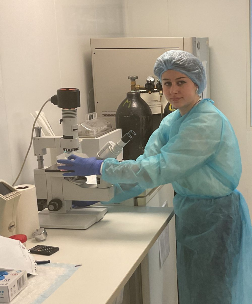 Аспирант лаборатории вирусологии Влада Новицкая оценивает состояние клеточного монослоя культуры клеток MDCK