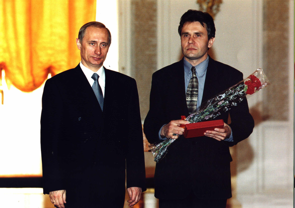 В.В. Путин вручает А.М. Сергееву Государственную премию, 2000 г.