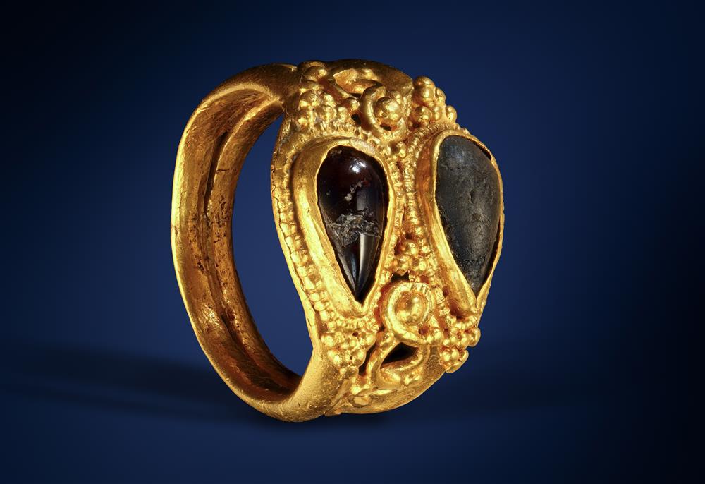 Горгиппия. Перстень I–II вв. н. э. Желтый металл, гранат.