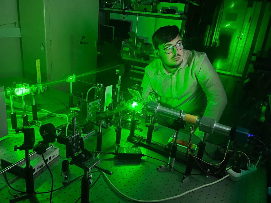 Источник: Маргарита Степихова / ИФМ РАН Лауреат стипендии Президента Артём Перетокин проводит измерения в условиях возбуждения образца зелёным лазером с длиной волны излучения 532 нанометра