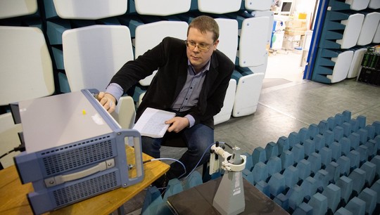 Алексей Коротков в безэховой камере проверяет материал на электродинамические свойства. Фото: Родион Нарудинов.