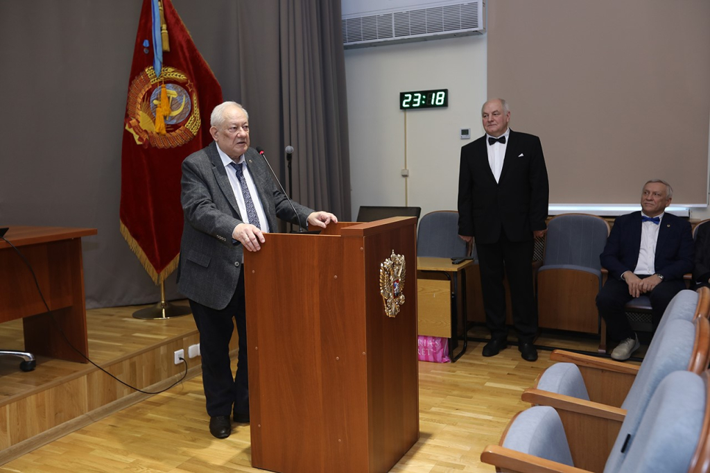 Выступает академик-секретарь ОНЗ РАН академик РАН Н.С. Бортников. Рядом стрибуной: директор ГИН РАН академик РАН К. Е. Дегтярёв и заместитель директора по научной работе ГИН РАН член-корреспондент РАН Н.Б. Кузнецов