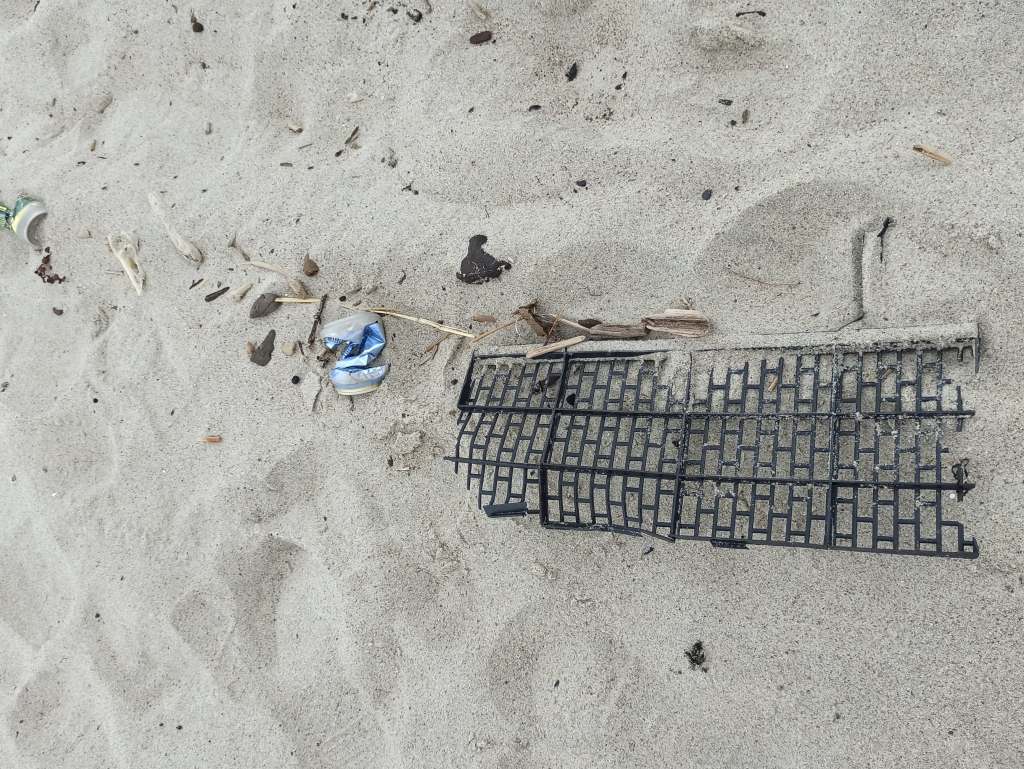 Образец пластикового мусора на пляже