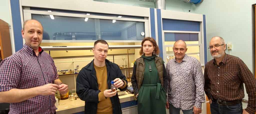 Источник: Алексей Тарасов / МГУ Группа химиков-синтетиков лаборатории синтеза кластерных соединений и материалов ИНХ СО РАН