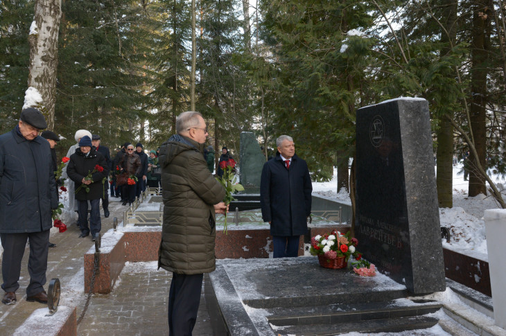 Академик Валентин Пармон возлагает цветы к могиле академика Михаила Лаврентьева
