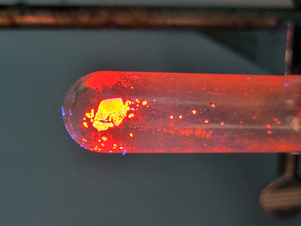 Свечение кристаллов комплекса двухвалентного олова