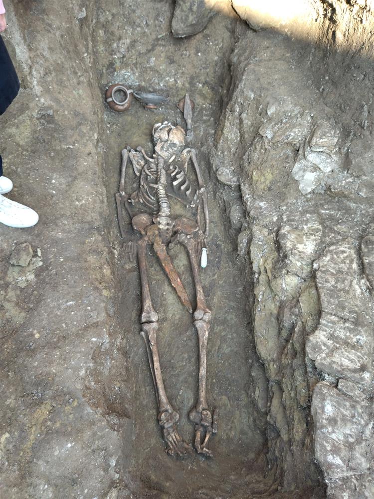 Погребение конца VI в. до н. э. под слоем горгиппийской улицы.