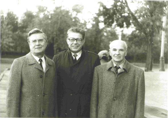 IX Всесоюзная конференция по экстракции, Адлер, ноябрь 1991 г. Пушков Александр Арсеньевич (слева), Мясоедов Борис Фёдорович (академик РАН с 1994 г.), Корпусов Генрих Васильевич