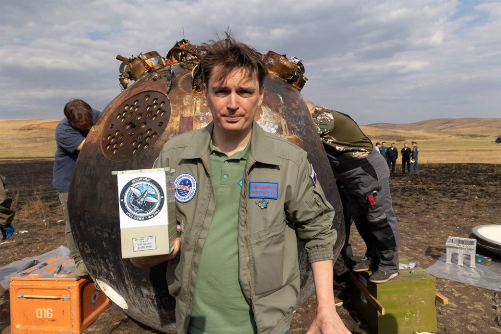 Аппарат «Бион-М» № 2. Сотрудник ИМБП РАН держит бокс с мухами, которые вернулись из космического полёта