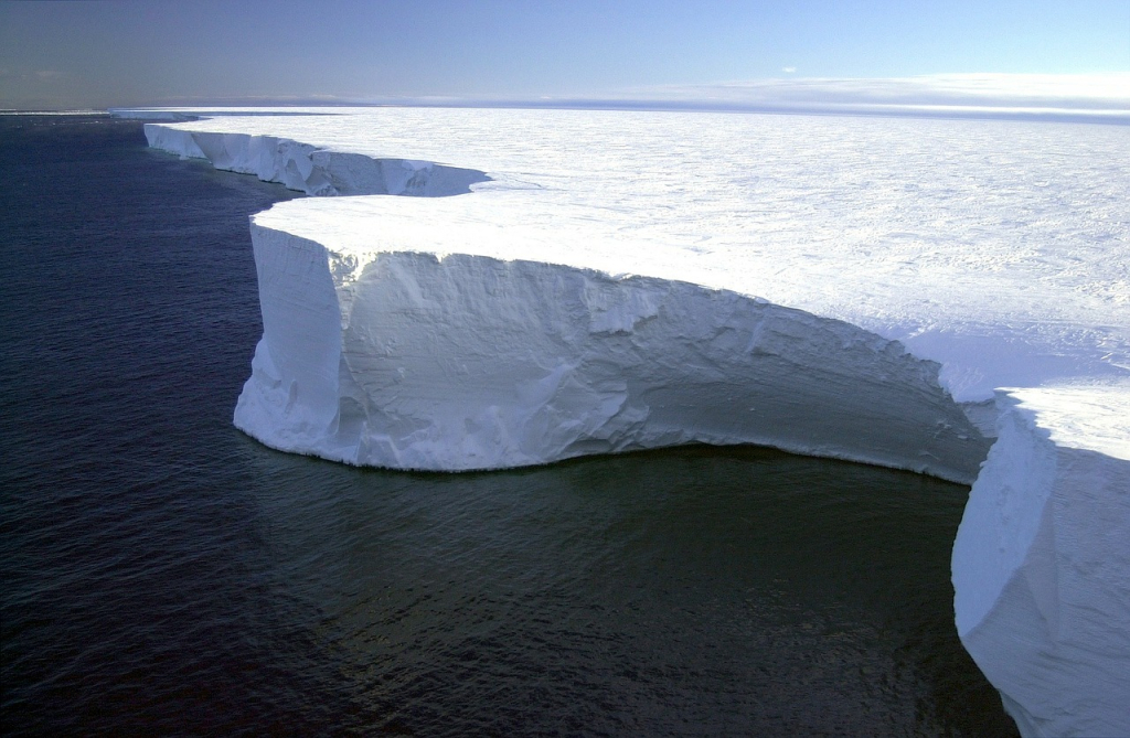 Арктика и Антарктика в разрезе: в таянии льдов виноват не только климат, но и недра Земли