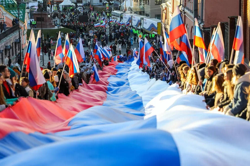 Граждане считают важным поддержать свое государство. Триколор как его символ – тоже. Фото: Георгий Поветкин / ТАСС.