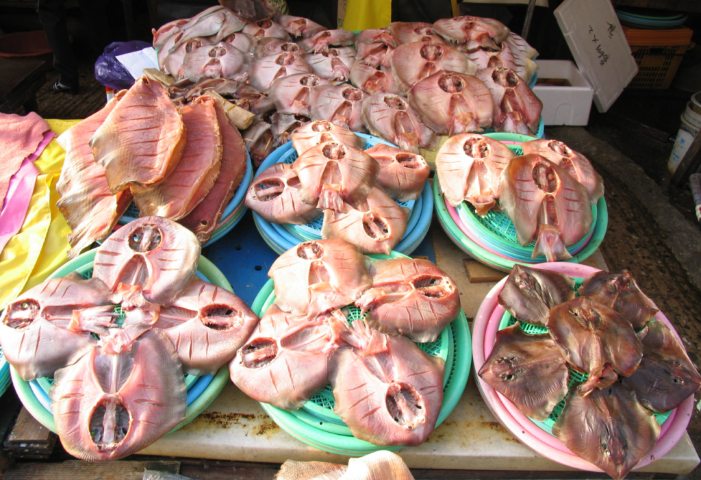Сушёные скаты на рыбном рынке в Пусане (Республика Корея)
